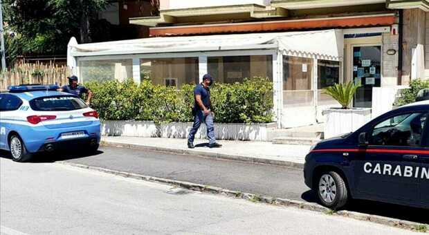 Polizia e carabinieri davanti al bar chiuso per 15 giorni