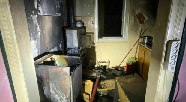 Incendio in centro città, in fiamme la cucina di un appartamento: ricoverata una donna