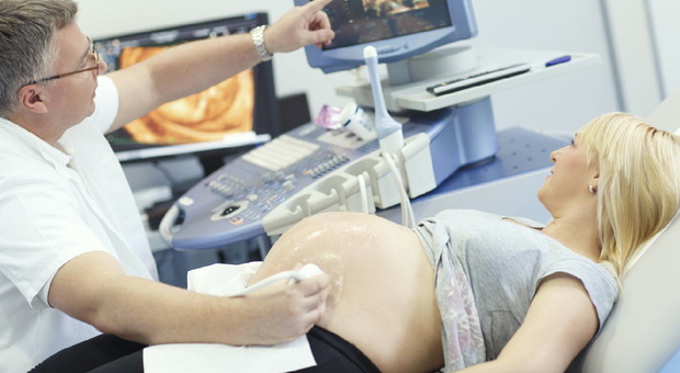 Covid in gravidanza, lo studio italiano: «Il virus si può trasmettere dalla mamma al bimbo nel pancione»