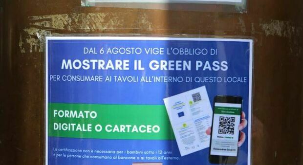 Un avviso che informa i clienti dei locali dell'obbligo di esibire il green pass, a Jesolo ristoratori insultati