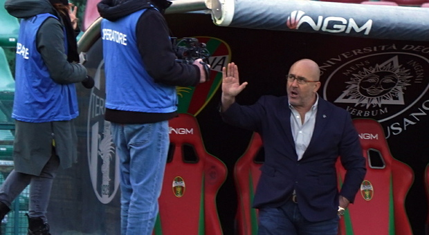 Stefano Bandecchi "marcato a uomo" dalla troupe di Piazza Pulita durante la partita Ternana-Modena