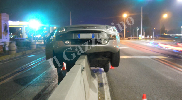Non vede lo spartitraffico: auto "infilzata" sul Ponte della Libertà