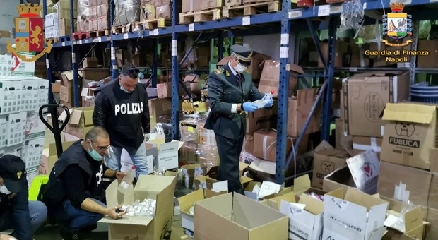 Coronavirus, controlli a Napoli: sequestrate cinquemila confezioni di igienizzanti fuorilegge