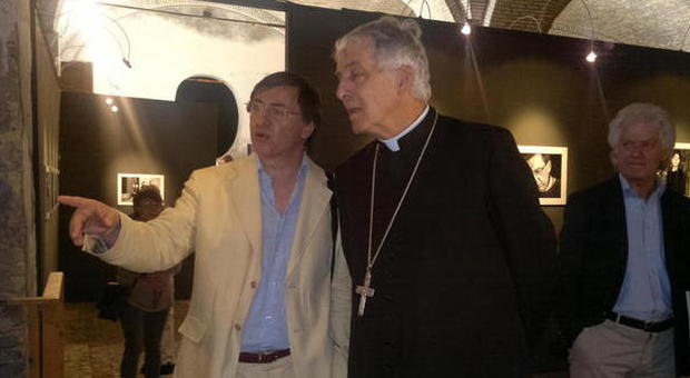 Il cardinale Menichelli in visita alla mostra del dottor Pozzi