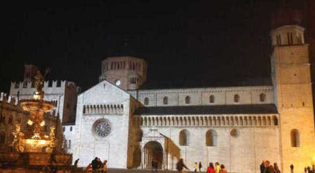 Turisti in piazza del Duomo a Trento. Montagna e città d'arte continuano a piacere ai turisti stranieri