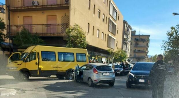 Scontro all'incrocio tra un'auto e uno scuolabus a Cassino, ferita una bimba