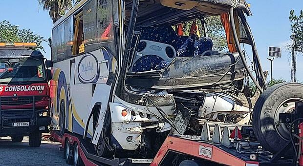Autobus con lavoratori marocchini si ribalta, un morto e 25 feriti. L'incidente choc scatena le polemiche: «La precarietà uccide»