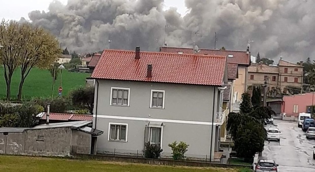 Fano, residenti preoccupati dopo l'incendio alla Profiliglass: «Dobbiamo sempre vigilare su sicurezza e inquinamento»