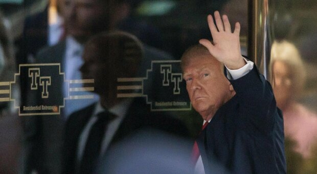 Trump è arrivato a New York, città blindata: martedì udienza in tribunale per il caso Stormy Daniels