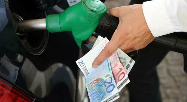 Perché la benzina costa tanto? Domande e risposte dal caro petrolio alle accise