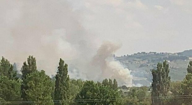 Firenze, incendio a Lastra a Signa: l'aeroporto ferma momentaneamente i voli per il troppo fumo