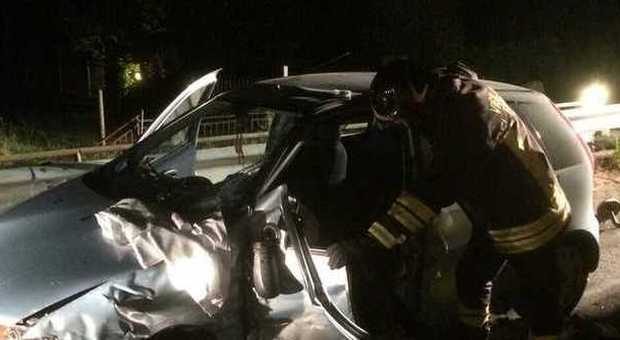 Gran botto in via Godicelli, due auto coinvolte: una ragazza all'ospedale