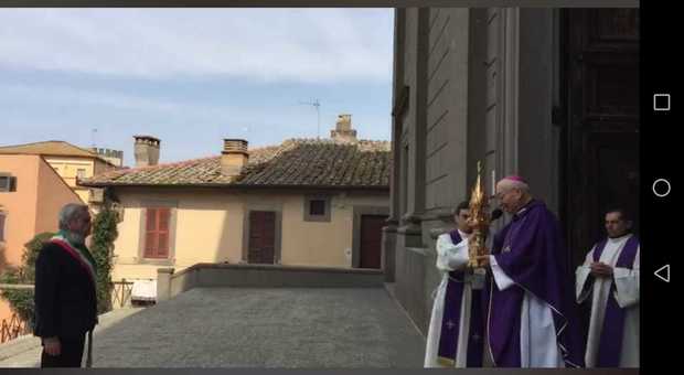 Il Vescovo benedice la città