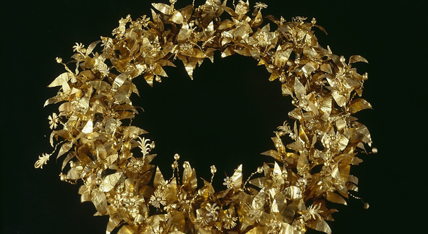 Una corona d’oro, parte del corredo funerario di una dama trovato nel sito archeologico di Montefortino