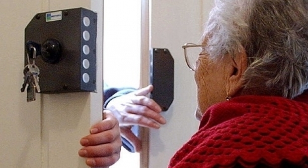 Una anziana raggirata da truffatori senza scrupoli