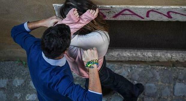 Molestie sessuali a una rider ventenne: fermato un algerino. L'aggressione choc dopo una consegna