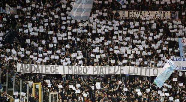 I tifosi della Lazio compatti contro ​Lotito, la protesta continua