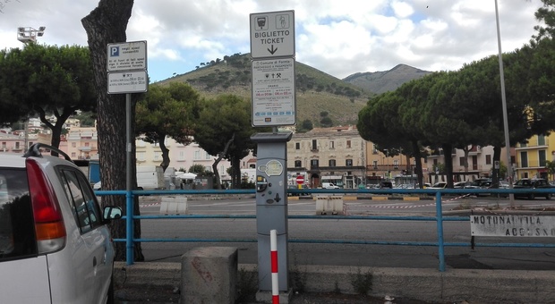 Malumori a Formia tra i turisti diretti alle isole pontine: «Per pagare il parcheggio bisogna rompere il salvadanaio»