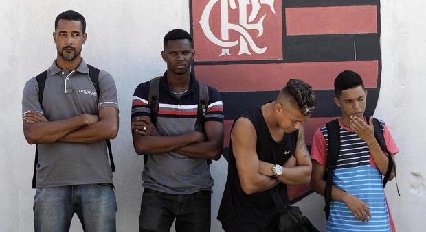 Flamengo choc, in fiamme il centro sportivo: morti 10 baby calciatori. Il lutto di Paquetà e Vinicius