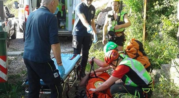 Scivola sui gradoni di pietra per andare al mare: 36enne ferito
