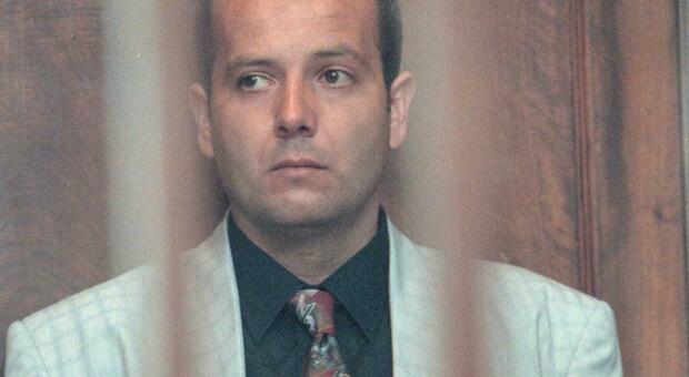 Una foto d'archivio del 13 maggio 1995 mostra Alberto Savi nella gabbia del tribunale di Bologna durante la seconda udienza del processo per i delitti della Uno Bianca, in cui era imputato assieme ai fratelli.