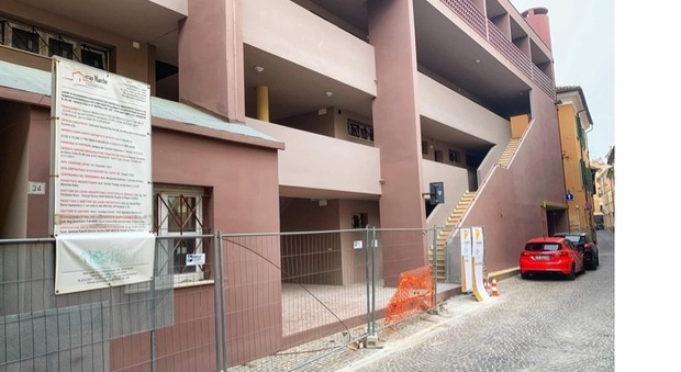 Via Mazza, Erap incontra l’impresa: è scontro su 100mila euro di lavori a Pesaro. Il palazzo realizzato dall’architetto Aymonino in via Mazza