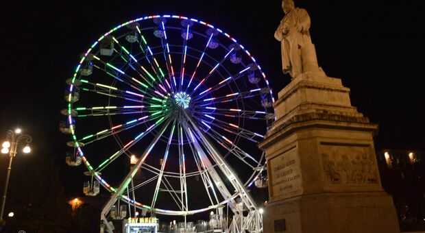 In piazza Cavour il concertone di Capodanno. E ora la ruota vacilla: dove metterla?