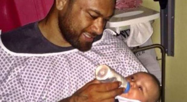Il pilone All Blacks Tialata accudisce Ayla, 4 mesi, figlia del suo compagno di squadra Collins morto insieme alla moglie in un incidente stradale