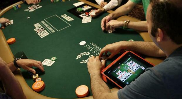 In 21 giocano a poker in un club: 800 euro di multa a testa, locale chiuso per 5 giorni