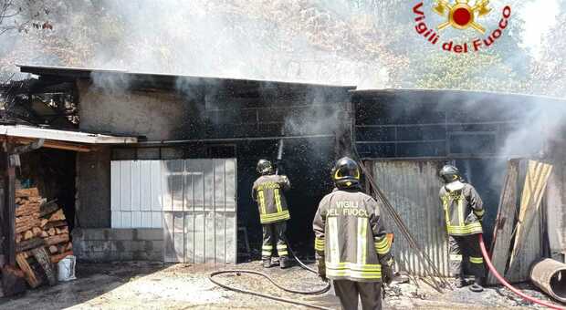 Papigno, incendio distrugge due garage le fiamme poi attaccano la vegetazione soprastante