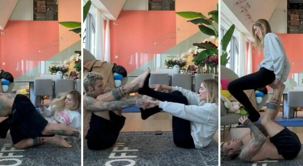 Chiara Ferragni e Fedez provano le 7 posizioni di yoga (mission impossibile): il video della sfida con finale a sorpresa