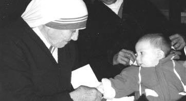 Il ricordo: «Io, abbracciato da Madre Teresa durante una sua visita a Roma»