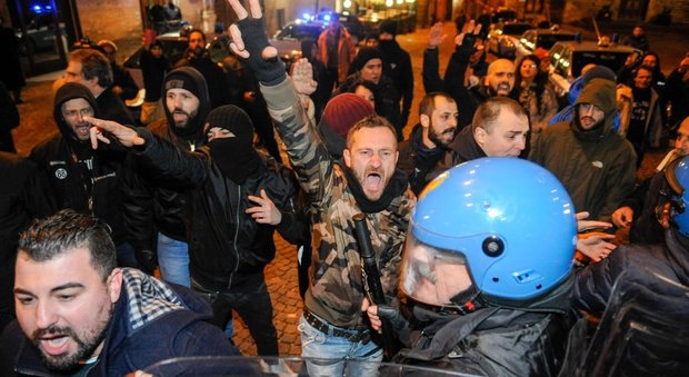 Macerata, scontri tra polizia e Forza Nuova: 10 manifestanti in questura