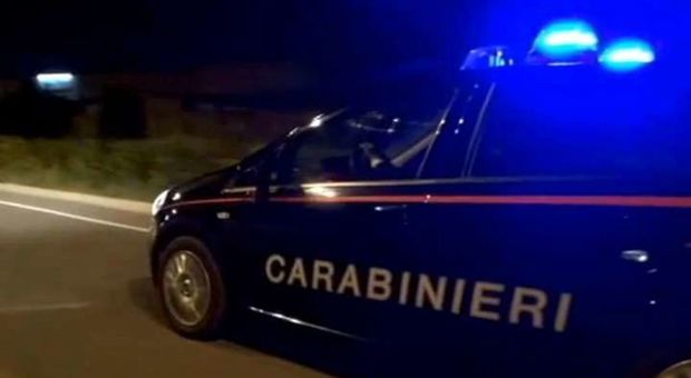 Tre romeni in fuga sull'auto rubata: finiscono rovesciati in un canale