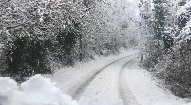 La strada piena di neve