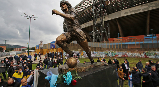 Maradona, dopo due mesi la statua è ancora in deposito: mancano i permessi