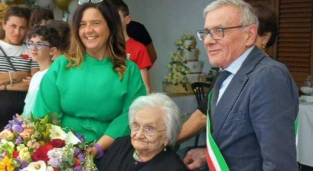 Virginia Cacace con il sindaco Lorenzo Balducelli e l'assessore Mina Minieri