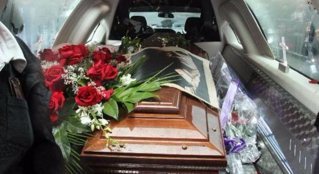 Rissa al cimitero per i soldi dell'eredità: cinque denunciati dopo i funerali della nonnina di 103 anni