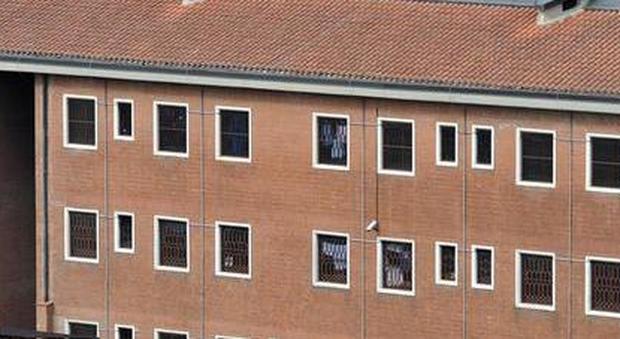Aggressione nel carcere di Avellino, detenuto ferisce agente penitenziario