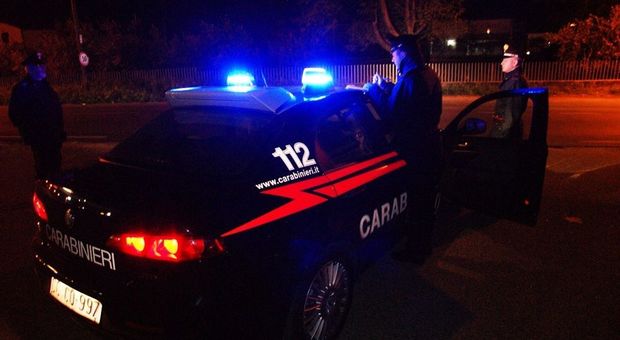 Ancona, ubriaco sfascia un'auto: servono due pattuglie per fermarlo