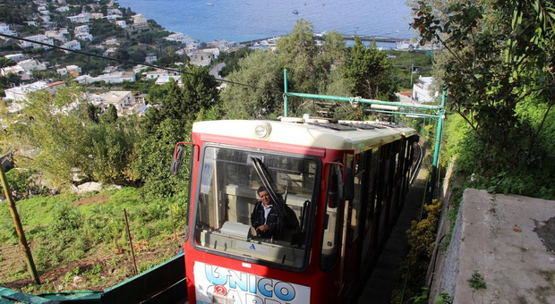 Coronavirus, stop agli sbarchi dei pendolari a Capri: cambiano gli orari della Funicolare