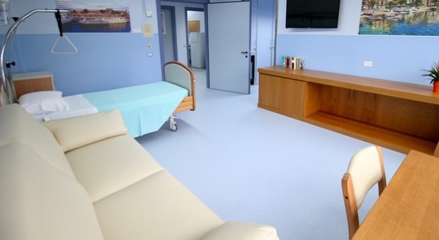 Camera di un hospice (Ansa)