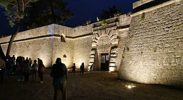 La Fortezza Pia risplende. L’illuminazione visibile anche dall’Ascoli Mare