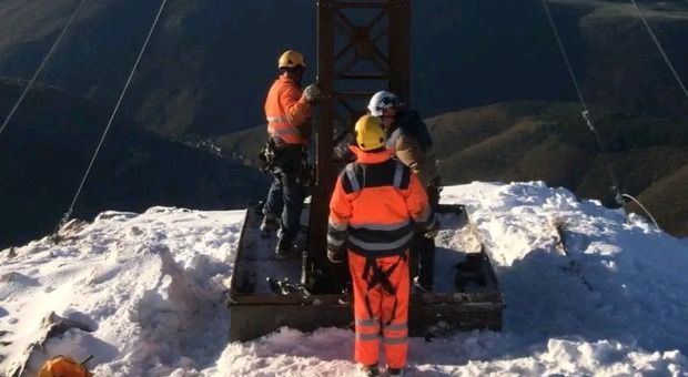 La croce di Monte Bove (alta 8 metri) torna al suo posto dopo tre anni e mezzo