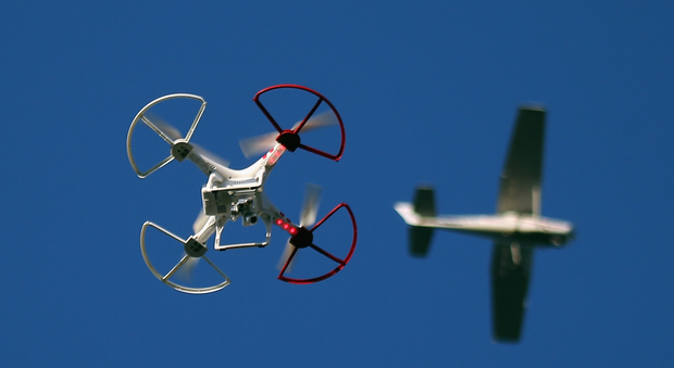 Drone ad alta quota, rischio collisione con l'aereo passeggeri