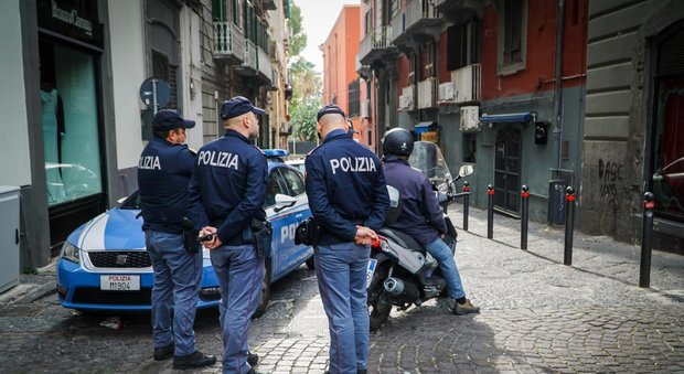 Napoli, sangue sulla movida di Chiaia: spari ai Baretti, feriti sei giovani. Sfida tra due gruppi di minorenni, colpi esplosi a bordo di scooter