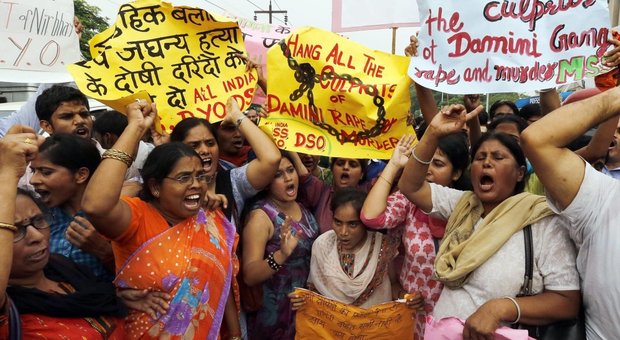 Donne manifestano a New Delhi durante il processo per lo stupro di una giovane