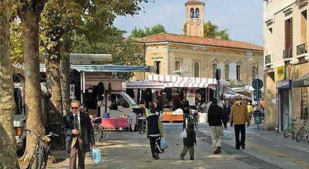 Il mercato che trasloca: per piazza Matteotti spunta il tetto