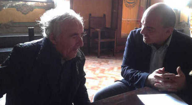 da sinistra Giuseppe B. a colloquio stamattina con il sindaco Simone Pugnaloni