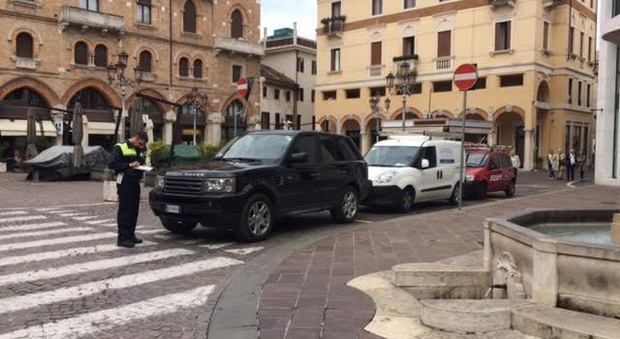 Un vigile multa un'auto in piazza San Vito